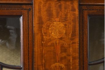 イギリスアンティーク　マホガニー材　細やかな象嵌細工の装飾が目を引くキャビネット(ガラスケース、キュリオケース、チャイナキャビネット、飾り棚、陳列棚)(R-055638)