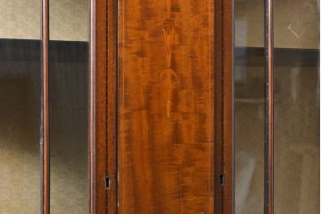 イギリスアンティーク　マホガニー材　細やかな象嵌細工の装飾が目を引くキャビネット(ガラスケース、キュリオケース、チャイナキャビネット、飾り棚、陳列棚)(R-055638)