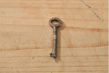 イギリスアンティーク　マホガニー材　細やかな象嵌細工の装飾が目を引くキャビネット(ガラスケース、キュリオケース、チャイナキャビネット、飾り棚、陳列棚)(R-055638)