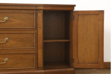 中古　美品　DREXEL HERITAGE(ドレクセルヘリテイジ)　Triune(トライユン)　品のある佇まいのサイドボード(サイドキャビネット、リビングボード、サイドチェスト、引き出し)(R-055640)