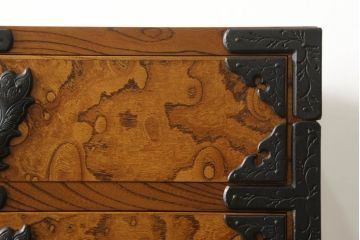 中古　美品　岩谷堂箪笥　引き出しが9杯付き!　こだわりの意匠が目を引く収納力抜群の縦型チェスト(整理箪笥、引き出し、和たんす)(R-055644)
