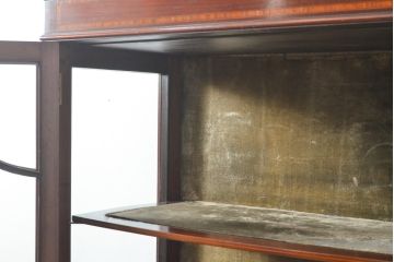 イギリスアンティーク　高級品　マホガニー材　象嵌入りで上品なデザインが目を引くキャビネット(ガラスケース、キュリオケース、チャイナキャビネット、飾り棚、陳列棚)(R-055649)