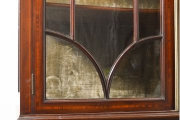 イギリスアンティーク　高級品　マホガニー材　象嵌入りで上品なデザインが目を引くキャビネット(ガラスケース、キュリオケース、チャイナキャビネット、飾り棚、陳列棚)(R-055649)