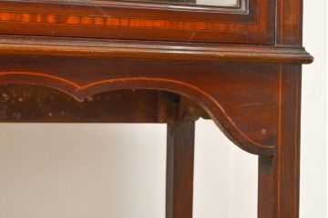 イギリスアンティーク　高級品　マホガニー材　象嵌入りで上品なデザインが目を引くキャビネット(ガラスケース、キュリオケース、チャイナキャビネット、飾り棚、陳列棚)(R-055649)