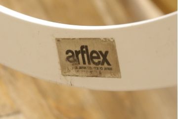 中古　arflex(アルフレックス)　 Laura Griziotti(ラウラ・グリツィオッティ)　uvi(ウビ)　シンプルなデザインで色んなお部屋にマッチするセンターテーブル(ローテーブル、コーヒーテーブル、ラウンドテーブル、丸テーブル)(定価約20万円)(R-055652)