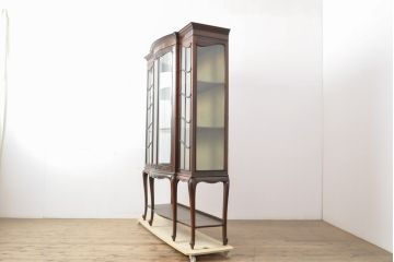 イギリスアンティーク　極上品　マホガニー材　曲線的で優雅なデザインが美しい最高級キャビネット(ガラスケース、戸棚、収納棚、飾り棚)(R-055658)