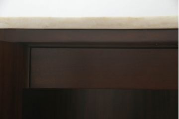 中古　超美品　アメリカ最高級家具　センチュリー社(CENTURY)　大理石風の天板とシャッター風の扉がおしゃれなサイドボード(サイドキャビネット、戸棚、収納棚)(定価約200万円)(R-055673)