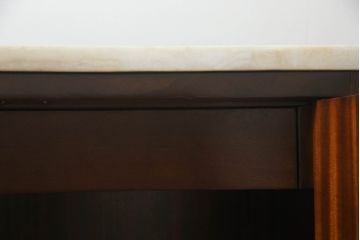 中古　超美品　アメリカ最高級家具　センチュリー社(CENTURY)　大理石風の天板とシャッター風の扉がおしゃれなサイドボード(サイドキャビネット、戸棚、収納棚)(定価約200万円)(R-055673)