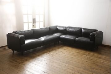 中古　美品　本革レザー　Poltrona Frau(ポルトローナフラウ)　トゥワイス　洗練された雰囲気を醸し出すコーナーソファ(定価約250万円)(4人掛けソファ、L字型ソファ)(R-055675)