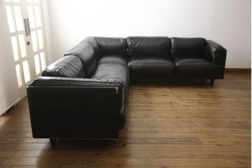 中古　美品　本革レザー　Poltrona Frau(ポルトローナフラウ)　トゥワイス　洗練された雰囲気を醸し出すコーナーソファ(定価約250万円)(4人掛けソファ、L字型ソファ)(R-055675)