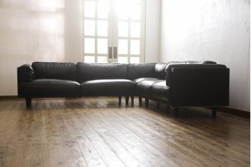 中古　美品　本革レザー　Poltrona Frau(ポルトローナフラウ)　トゥワイス　洗練された雰囲気を醸し出すコーナーソファ(定価約250万円)(4人掛けソファ、L字型ソファ)(R-055675)