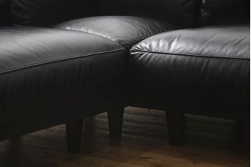 中古　美品　本革レザー　Poltrona Frau(ポルトローナフラウ)　トゥワイス　洗練された雰囲気を醸し出すコーナーソファ(定価約250万円)(4人掛けソファ、L字型ソファ)(R-055675)