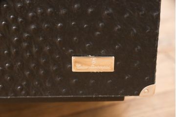 中古　展示美品　トニーノ・ランボルギーニ(Tonino Lamborghini)　オーストリッチ　シンプルなデザインながら高級感溢れる佇まいのサイドボード(サイドキャビネット、収納棚)(定価約180万円)(R-055676)