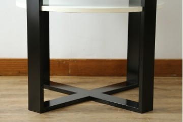 中古　特注品　モダンなデザインでスタイリッシュな空間づくりに活躍するサイドテーブル　定価約15万円　(R-055678)