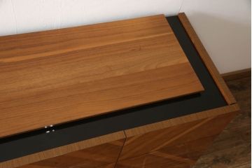 中古　超美品　最高級イタリア家具　ユーロ・カーサ取り扱い　Alf DaFre　洗練された佇まいが美しいサイドボード(キャビネット、戸棚、収納棚)(R-055686)