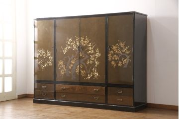 希少! 和製ビンテージ 尾形光琳? 紅白梅図を思わせる図柄が目を引く高級和箪笥(着物箪笥、衣装箪笥、ワードローブ、ヴィンテージ)(R-055691)