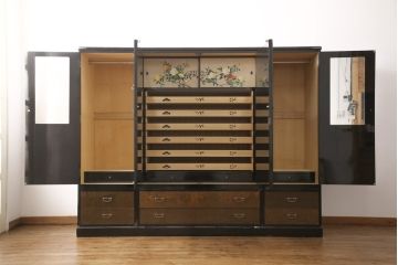 希少! 和製ビンテージ 尾形光琳? 紅白梅図を思わせる図柄が目を引く高級和箪笥(着物箪笥、衣装箪笥、ワードローブ、ヴィンテージ)(R-055691)