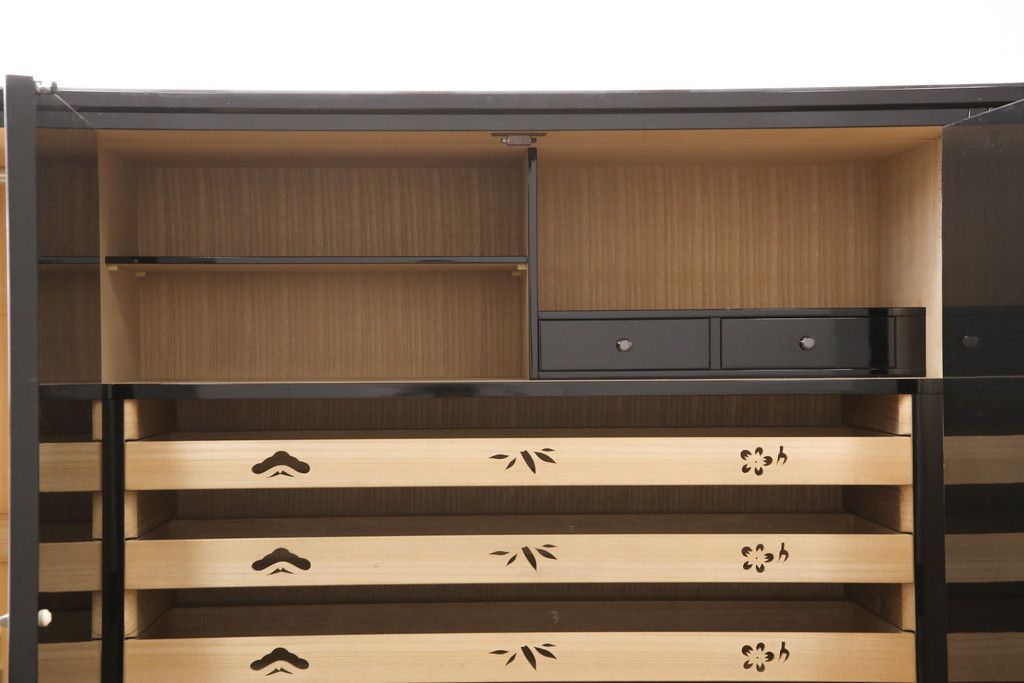 希少! 和製ビンテージ 尾形光琳? 紅白梅図を思わせる図柄が目を引く高級和箪笥(着物箪笥、衣装箪笥、ワードローブ、ヴィンテージ)(R-055691)