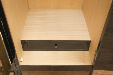 希少! 和製ビンテージ 尾形光琳? 紅白梅図を思わせる図柄が目を引く高級和箪笥(着物箪笥、衣装箪笥、ワードローブ、ヴィンテージ)(R-055691)