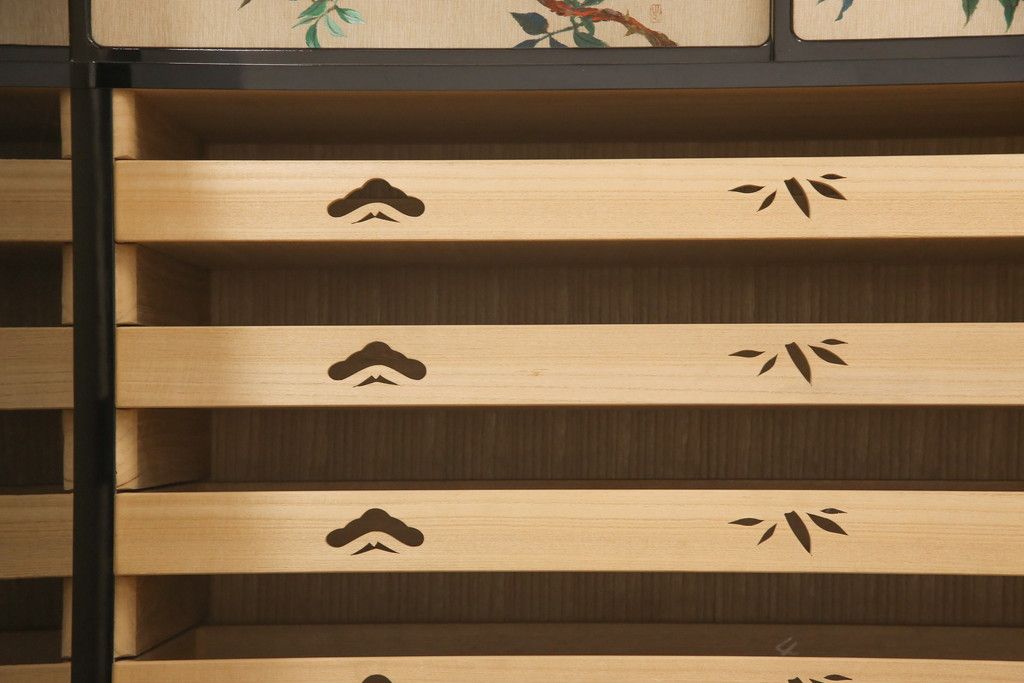 希少! 和製ビンテージ 尾形光琳? 紅白梅図を思わせる図柄が目を引く高級和箪笥(着物箪笥、衣装箪笥、ワードローブ、ヴィンテージ)(R-055691)