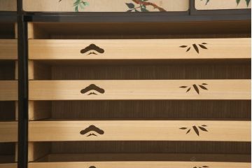 希少! 和製ビンテージ 尾形光琳? 紅白梅図を思わせる図柄が目を引く高級和箪笥(着物箪笥、衣装箪笥、ワードローブ、ヴィンテージ)(R-055691)