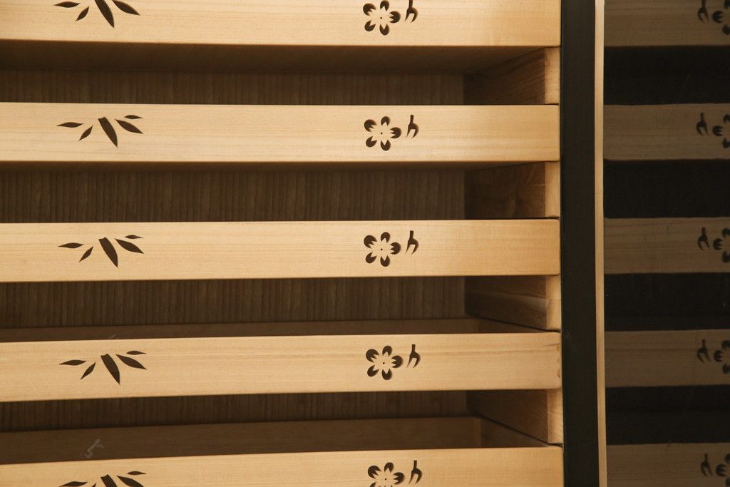 希少! 和製ビンテージ 尾形光琳? 紅白梅図を思わせる図柄が目を引く高級和箪笥(着物箪笥、衣装箪笥、ワードローブ、ヴィンテージ)(R-055691)