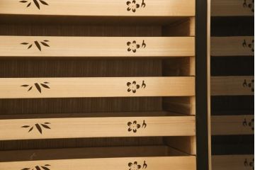 希少! 和製ビンテージ 尾形光琳? 紅白梅図を思わせる図柄が目を引く高級和箪笥(着物箪笥、衣装箪笥、ワードローブ、ヴィンテージ)(R-055691)