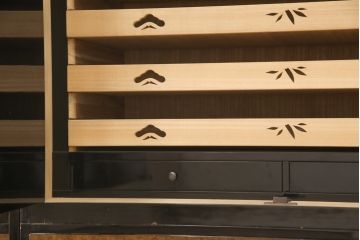 希少! 和製ビンテージ 尾形光琳? 紅白梅図を思わせる図柄が目を引く高級和箪笥(着物箪笥、衣装箪笥、ワードローブ、ヴィンテージ)(R-055691)