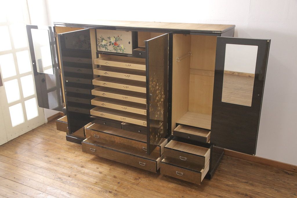 希少! 和製ビンテージ 尾形光琳? 紅白梅図を思わせる図柄が目を引く高級和箪笥(着物箪笥、衣装箪笥、ワードローブ、ヴィンテージ)(R-055691)