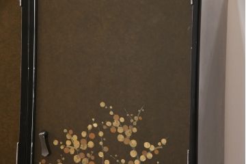 希少! 和製ビンテージ 尾形光琳? 紅白梅図を思わせる図柄が目を引く高級和箪笥(着物箪笥、衣装箪笥、ワードローブ、ヴィンテージ)(R-055691)