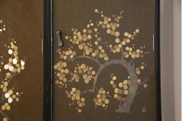 希少! 和製ビンテージ 尾形光琳? 紅白梅図を思わせる図柄が目を引く高級和箪笥(着物箪笥、衣装箪笥、ワードローブ、ヴィンテージ)(R-055691)