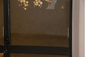 希少! 和製ビンテージ 尾形光琳? 紅白梅図を思わせる図柄が目を引く高級和箪笥(着物箪笥、衣装箪笥、ワードローブ、ヴィンテージ)(R-055691)