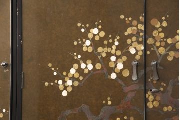 希少! 和製ビンテージ 尾形光琳? 紅白梅図を思わせる図柄が目を引く高級和箪笥(着物箪笥、衣装箪笥、ワードローブ、ヴィンテージ)(R-055691)