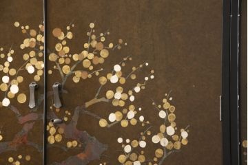 希少! 和製ビンテージ 尾形光琳? 紅白梅図を思わせる図柄が目を引く高級和箪笥(着物箪笥、衣装箪笥、ワードローブ、ヴィンテージ)(R-055691)