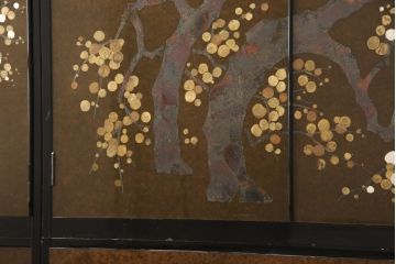 希少! 和製ビンテージ 尾形光琳? 紅白梅図を思わせる図柄が目を引く高級和箪笥(着物箪笥、衣装箪笥、ワードローブ、ヴィンテージ)(R-055691)