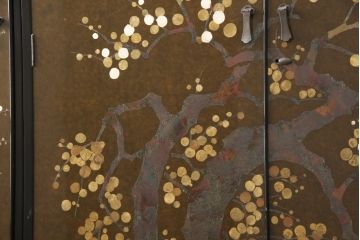 希少! 和製ビンテージ 尾形光琳? 紅白梅図を思わせる図柄が目を引く高級和箪笥(着物箪笥、衣装箪笥、ワードローブ、ヴィンテージ)(R-055691)