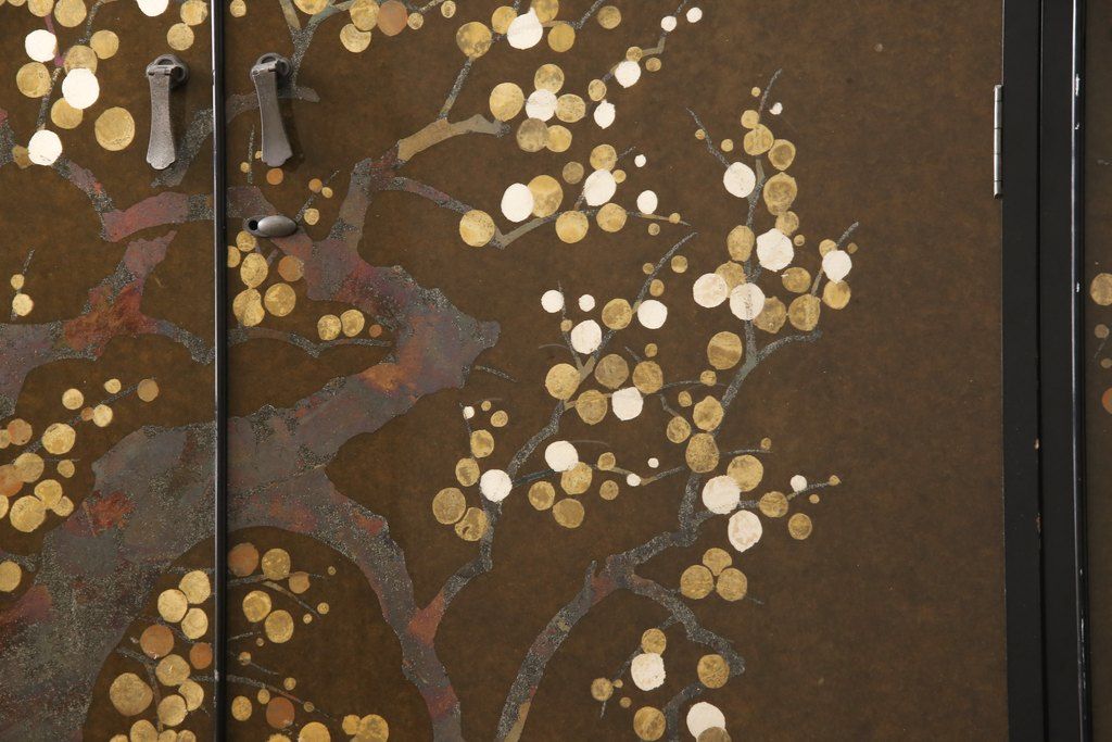 希少! 和製ビンテージ 尾形光琳? 紅白梅図を思わせる図柄が目を引く高級和箪笥(着物箪笥、衣装箪笥、ワードローブ、ヴィンテージ)(R-055691)