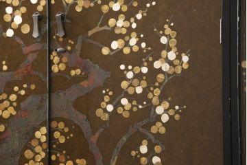 希少! 和製ビンテージ 尾形光琳? 紅白梅図を思わせる図柄が目を引く高級和箪笥(着物箪笥、衣装箪笥、ワードローブ、ヴィンテージ)(R-055691)