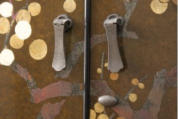 希少! 和製ビンテージ 尾形光琳? 紅白梅図を思わせる図柄が目を引く高級和箪笥(着物箪笥、衣装箪笥、ワードローブ、ヴィンテージ)(R-055691)