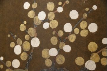 希少! 和製ビンテージ 尾形光琳? 紅白梅図を思わせる図柄が目を引く高級和箪笥(着物箪笥、衣装箪笥、ワードローブ、ヴィンテージ)(R-055691)