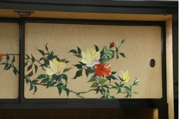 希少!　和製ヴィンテージ　尾形光琳? 紅白梅図を思わせる図柄が目を引く高級和箪笥　(R-055691)