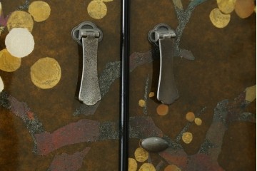 希少!　和製ヴィンテージ　尾形光琳? 紅白梅図を思わせる図柄が目を引く高級和箪笥　(R-055691)