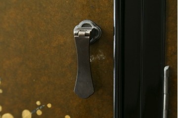 希少!　和製ヴィンテージ　尾形光琳? 紅白梅図を思わせる図柄が目を引く高級和箪笥　(R-055691)