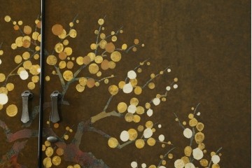 希少!　和製ヴィンテージ　尾形光琳? 紅白梅図を思わせる図柄が目を引く高級和箪笥　(R-055691)