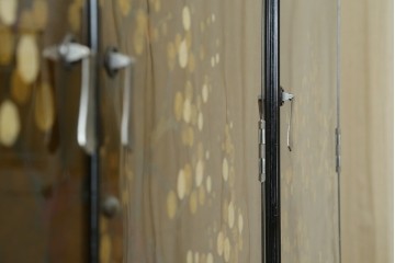 希少!　和製ヴィンテージ　尾形光琳? 紅白梅図を思わせる図柄が目を引く高級和箪笥　(R-055691)