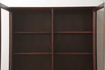 デンマークビンテージ　ローズウッド突き板　Erik Brouer(エリック・ブロイヤー) デザイン　ガラス扉のモダンなキャビネット(食器棚、カップボード、収納棚、ヴィンテージ)(R-055695)
