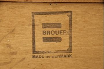 デンマークビンテージ　ローズウッド突き板　Erik Brouer(エリック・ブロイヤー) デザイン　ガラス扉のモダンなキャビネット(食器棚、カップボード、収納棚、ヴィンテージ)(R-055695)