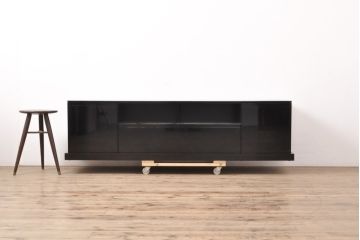 中古　特注品　スタイリッシュな空間づくりに活躍する、シンプルなデザインが魅力のローボード(テレビ台、テレビボード、リビングボード、AVボード)(定価約40万円)(R-055698)