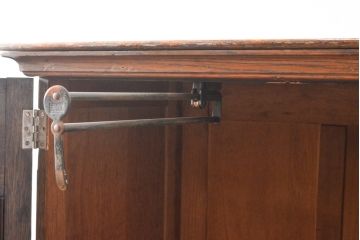 イギリスアンティーク　格式のある佇まいが上品な小振りのワードローブ(収納棚、キャビネット、洋服タンス)(R-055700)