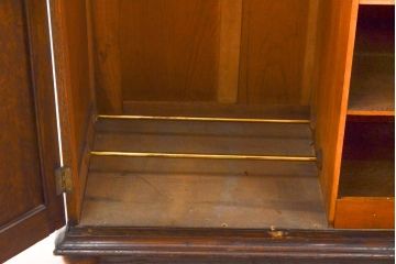 イギリスアンティーク　格式のある佇まいが上品な小振りのワードローブ(収納棚、キャビネット、洋服タンス)(R-055700)